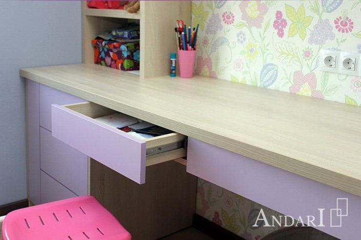 Стол с выдвижными ящиками без ручек в детской- Андари