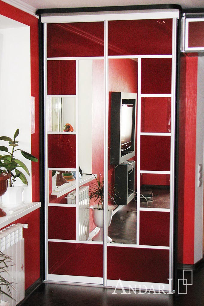Шкаф-купе с красным стеклом Лакобель - Андари