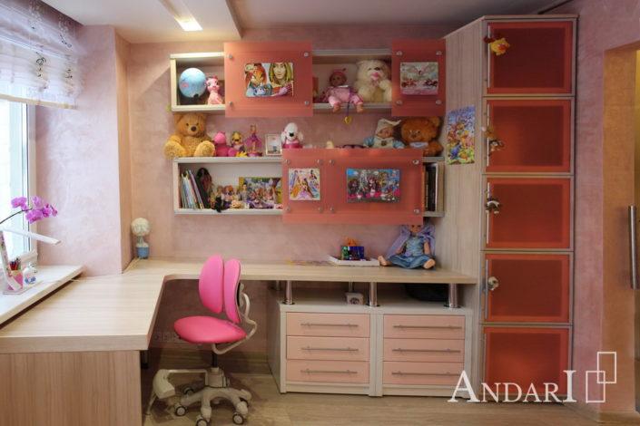 Распашной шкаф, стол, полки в детской - Андари