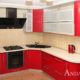 Красная угловая кухня с радиусными фасадами