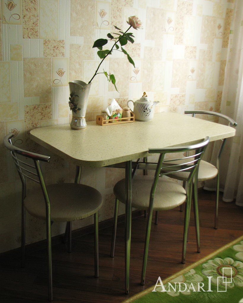 Обеденный стол и стулья на кухне - Андари