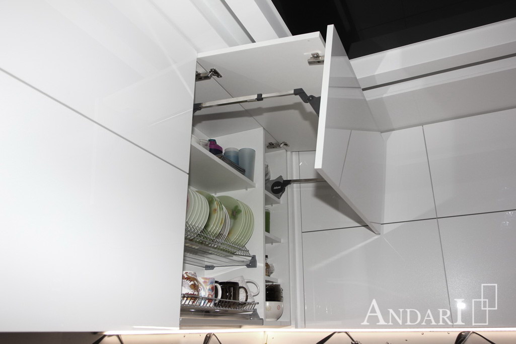 Aventos HF Blum в угловой кухне из пластика - Андари