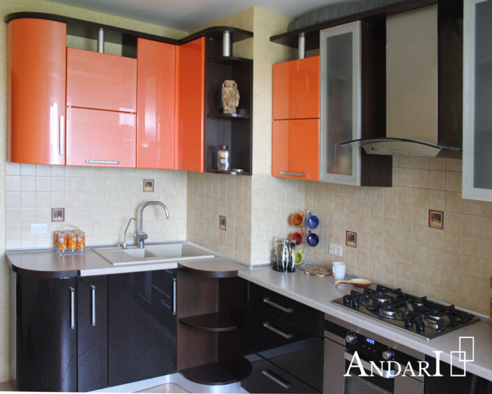 Оранжевая угловая кухня с радиусными фасадами