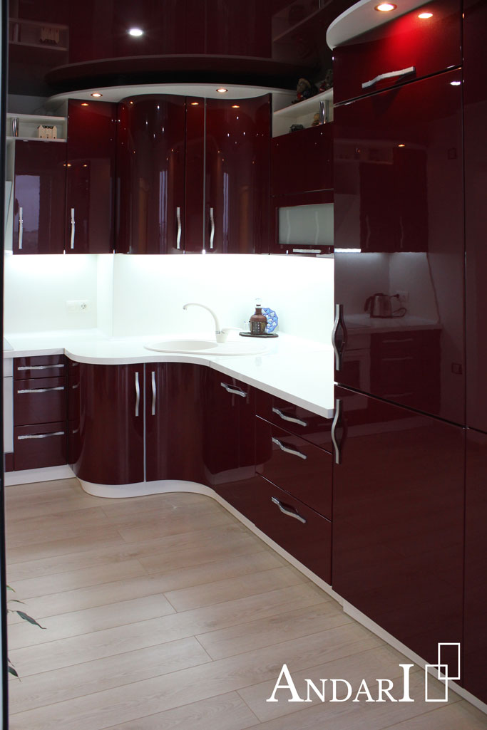 Красная угловая кухня с подсветкой и радиусными фасадами