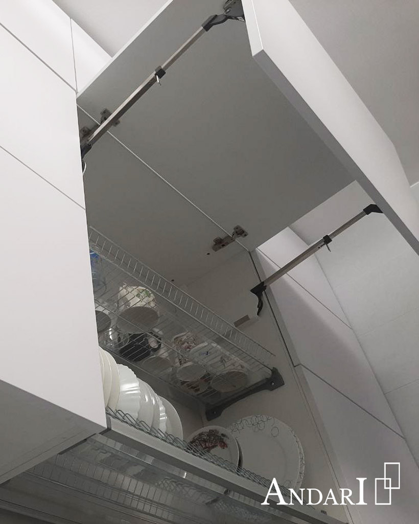 Белая угловая кухня до потолка с фасадами из пластика Fenix