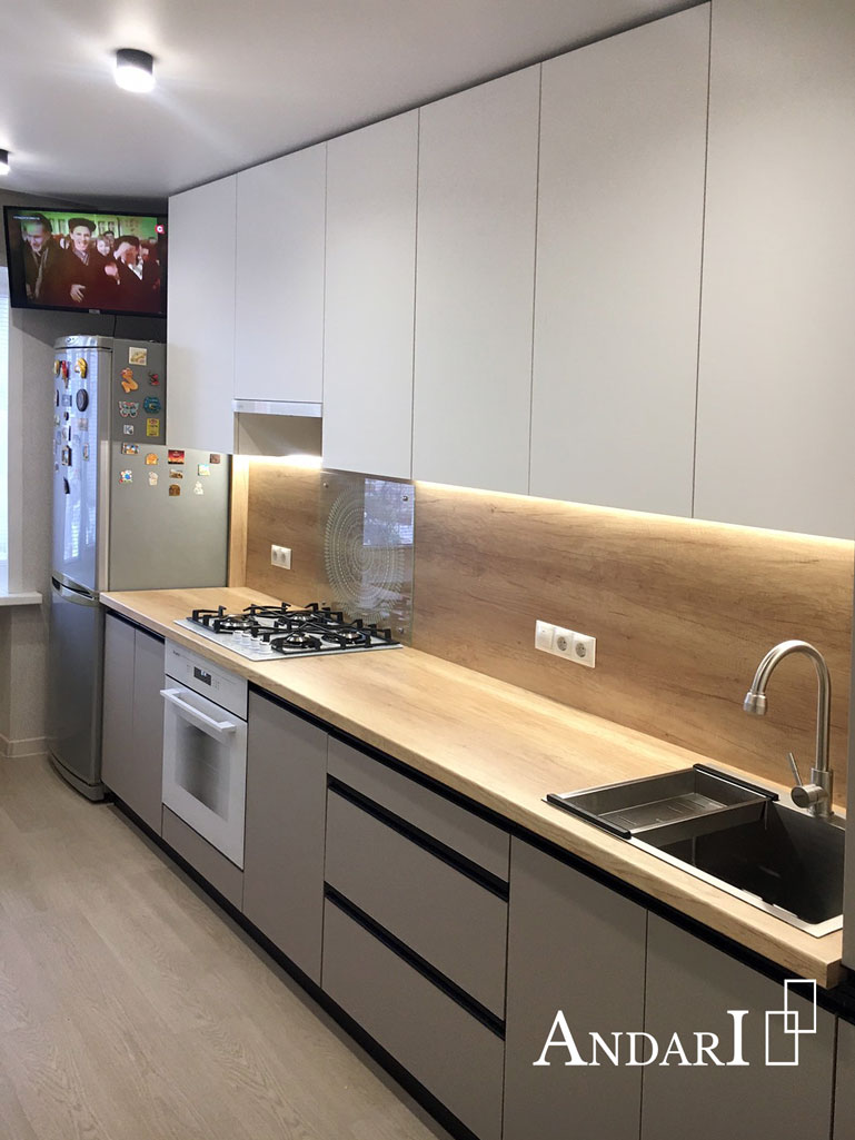 Встроенная посудомоечная машина рядом с духовым шкафом Бело-серая угловая кухня до потолка с акриловыми фасадами NIEMANN