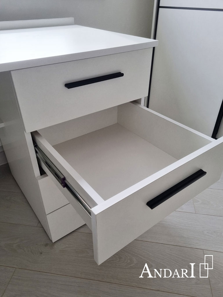 Выдвижные ящики стола на направляющих полного выдвижения Стол в детской