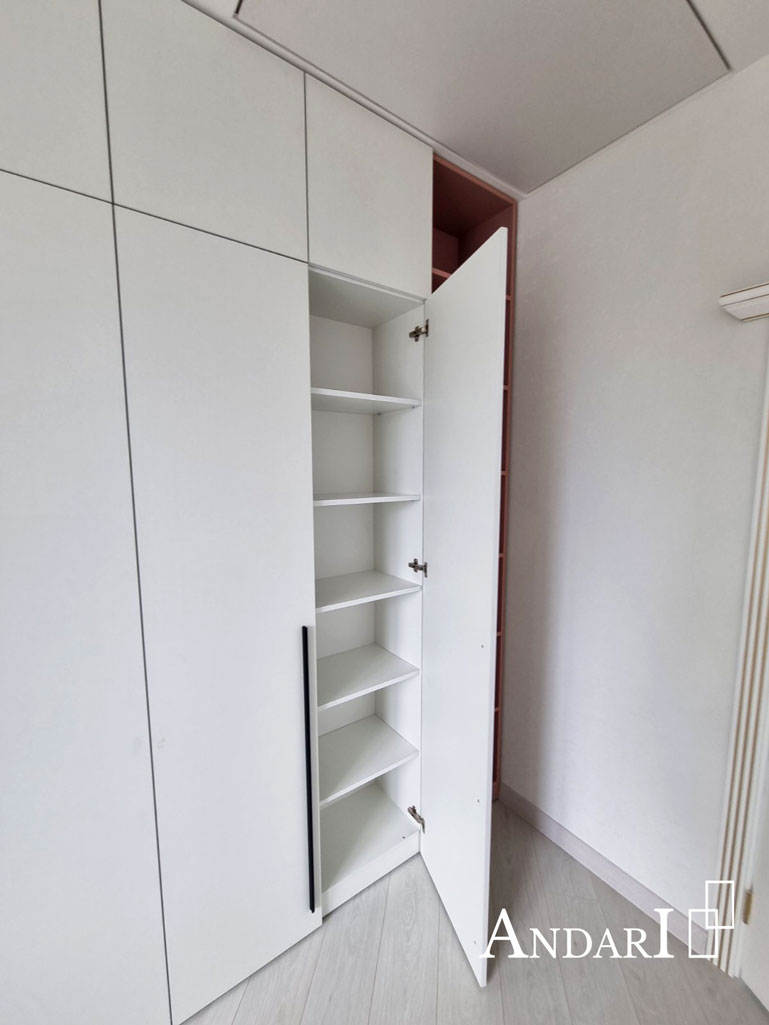 Распашной шкаф с полками внутри Распашной шкаф в детской